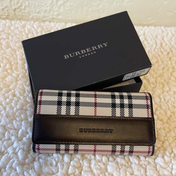 BNWOT BURBERRY classic key holder